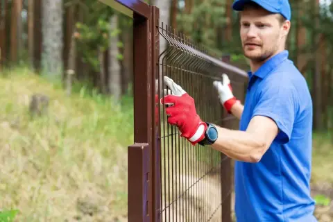 Jak postawić płot panelowy? Kompletny poradnik krok po kroku
