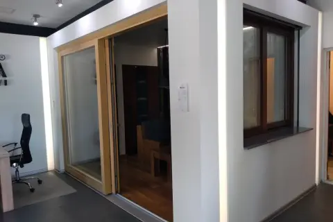 Nowoczesny salon z oknami i drzwiami przesuwnymi, drewniane okna, ciemne okno.