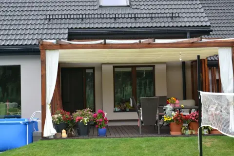 Zabudowa tarasu DIY: Zbuduj sam, oszczędź i ciesz się przez rok!