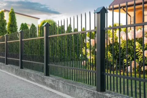 Czarne czy grafitowe ogrodzenie? Wybierz idealny kolor dla domu