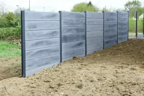 Płot betonowy krok po kroku: Jak uniknąć błędów i ile kosztuje?