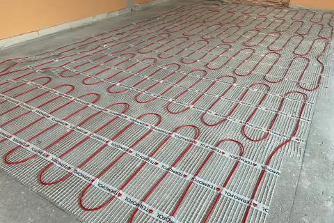 Grubość wylewki pod ogrzewanie podłogowe: Cement czy anhydryt?