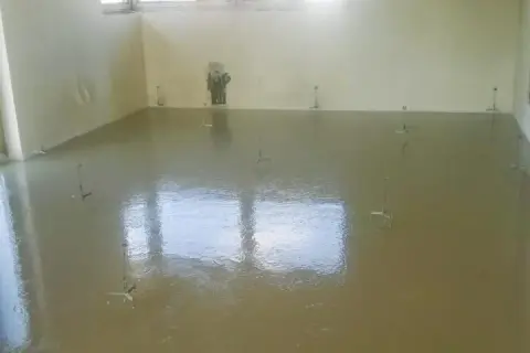 Ile schnie wylewka anhydrytowa? Klucz do szybkiej i trwałej podłogi