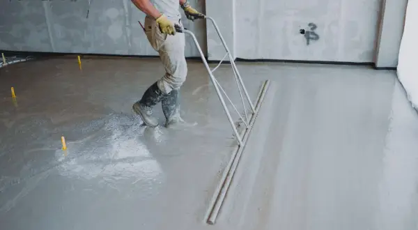 Robot do wylewek zacierający świeżą posadzkę cementową.