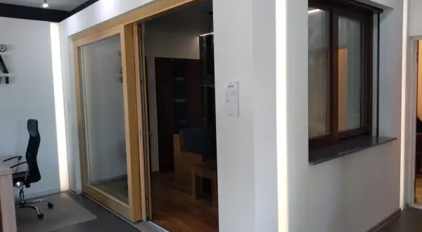 Nowoczesny salon z oknami i drzwiami przesuwnymi, drewniane okna, ciemne okno.
