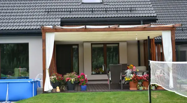 Zabudowa tarasu DIY: Zbuduj sam, oszczędź i ciesz się przez rok!