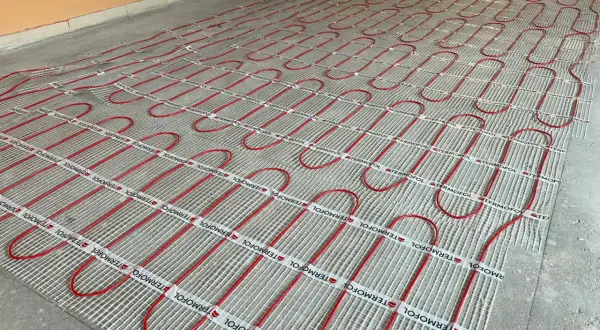 Grubość wylewki pod ogrzewanie podłogowe: Cement czy anhydryt?