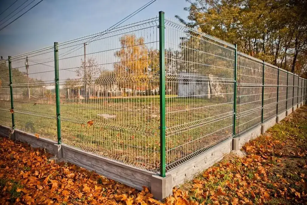 Przykłady tanich ogrodzeń działkowych (siatka, panel, beton, drewno)