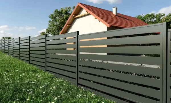 Koszt ogrodzenia panelowego z montażem: Jak nie przepłacić?