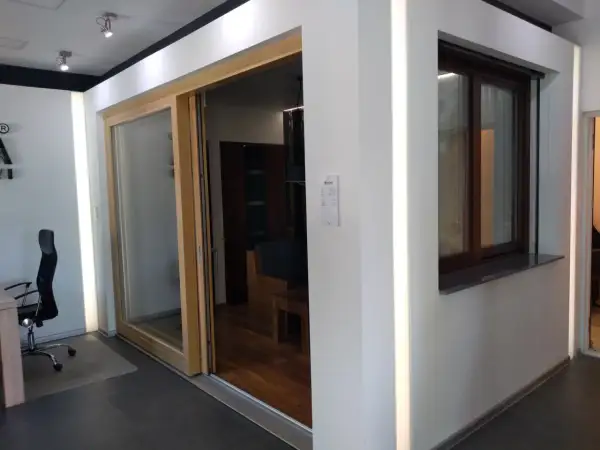 Nowoczesny salon z oknami i drzwiami przesuwnymi, drewniane okna, ciemne okno.