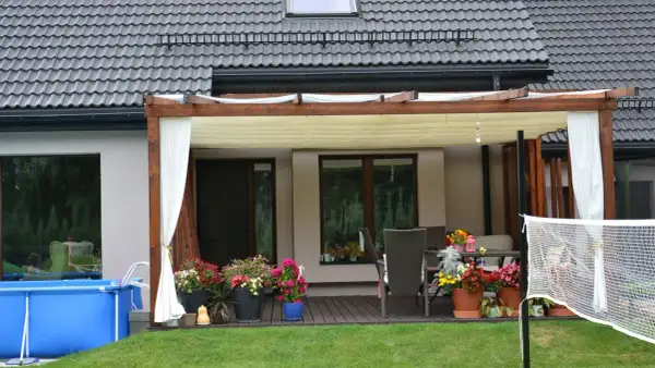 Zabudowa tarasu DIY: Zbuduj sam, oszczędź i ciesz się przez rok!